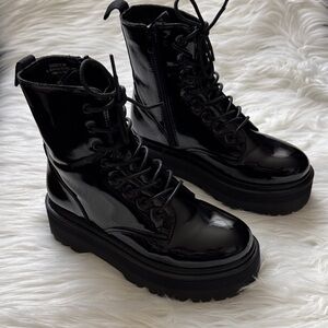 *Sold*Women’s Black Patent Lace-Up Platform Boots